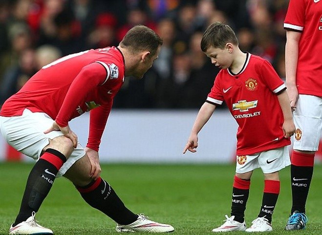 Rooney tung rat thanh cong trong mau ao cua MU 1
