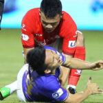 Tiền vệ Đỗ Hùng Dũng bị gãy chân sau pha va chạm thô bạo