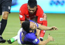 Tiền vệ Đỗ Hùng Dũng bị gãy chân sau pha va chạm thô bạo