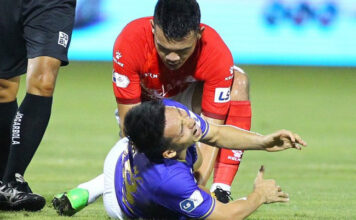 Tiền vệ Đỗ Hùng Dũng bị gãy chân sau pha va chạm thô bạo