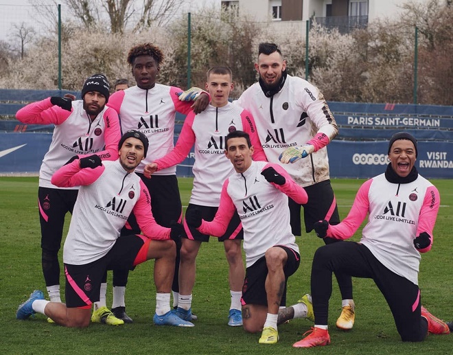 Neymar khoe ảnh trở lại tập luyện cùng các đồng đội 