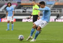 Man City cống hiến trong ngày lên ngôi vương Premier League