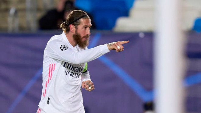 Sergio Ramos bi to cam dau lam loan