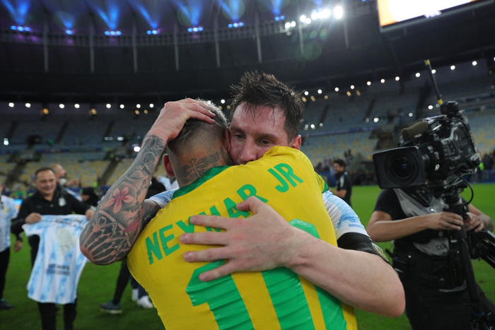 khoanh khac xuc dong messi om cham neymar an ui cau em vua khoc nuc no 035 5881714