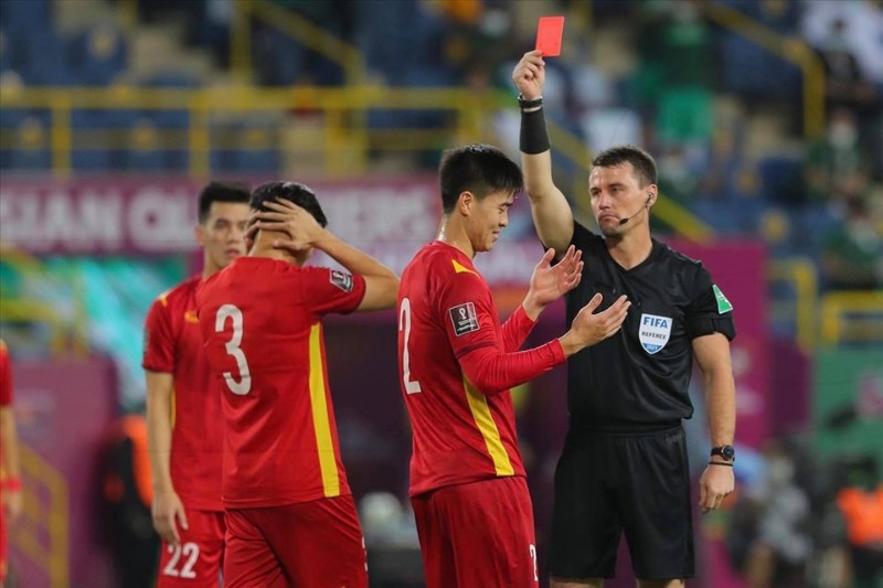 VAR là gì? Công nghệ VAR quan trọng như thế nào? 2 Thẻ đỏ là hình phạt nặng nhất mà trọng tài có thể đưa ra